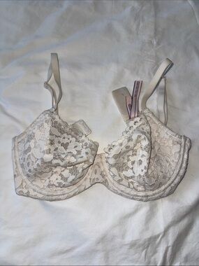 Victoria's Secret Lace Underwire Bra in Ivory